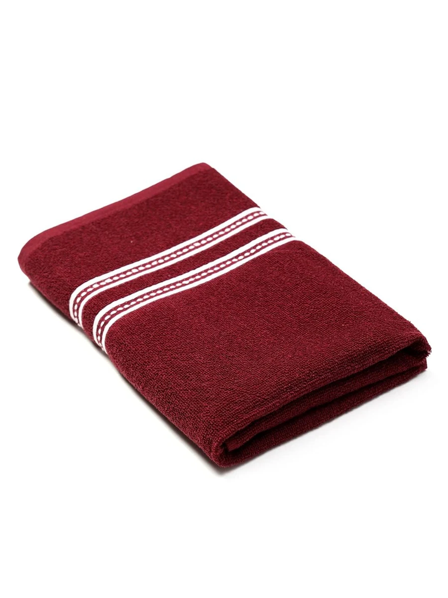 SHOWSTOPPER cotton bath towels in maroon — Amazon product photograph